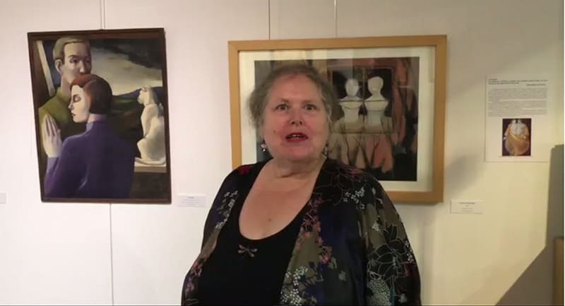 Capture de la vidéo de la commissaire d’exposition commentant les œuvres