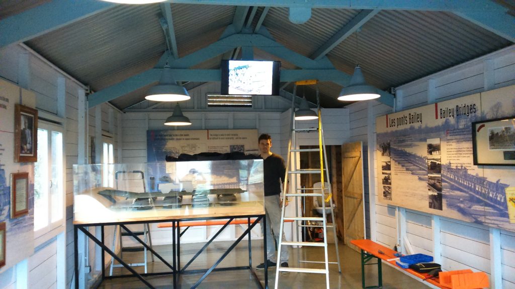 Installation des moniteurs HD au Pegasus Bridge